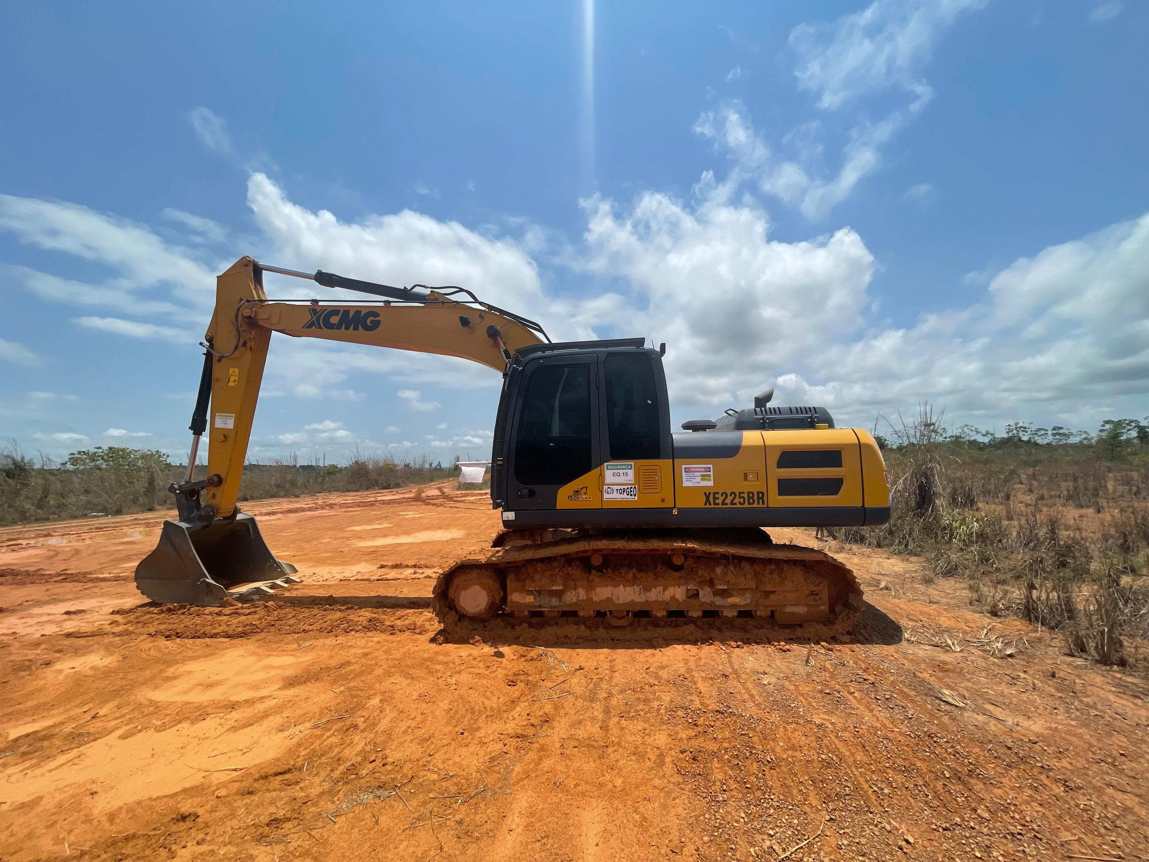 Escavadeira XCMG em operação — Locplan