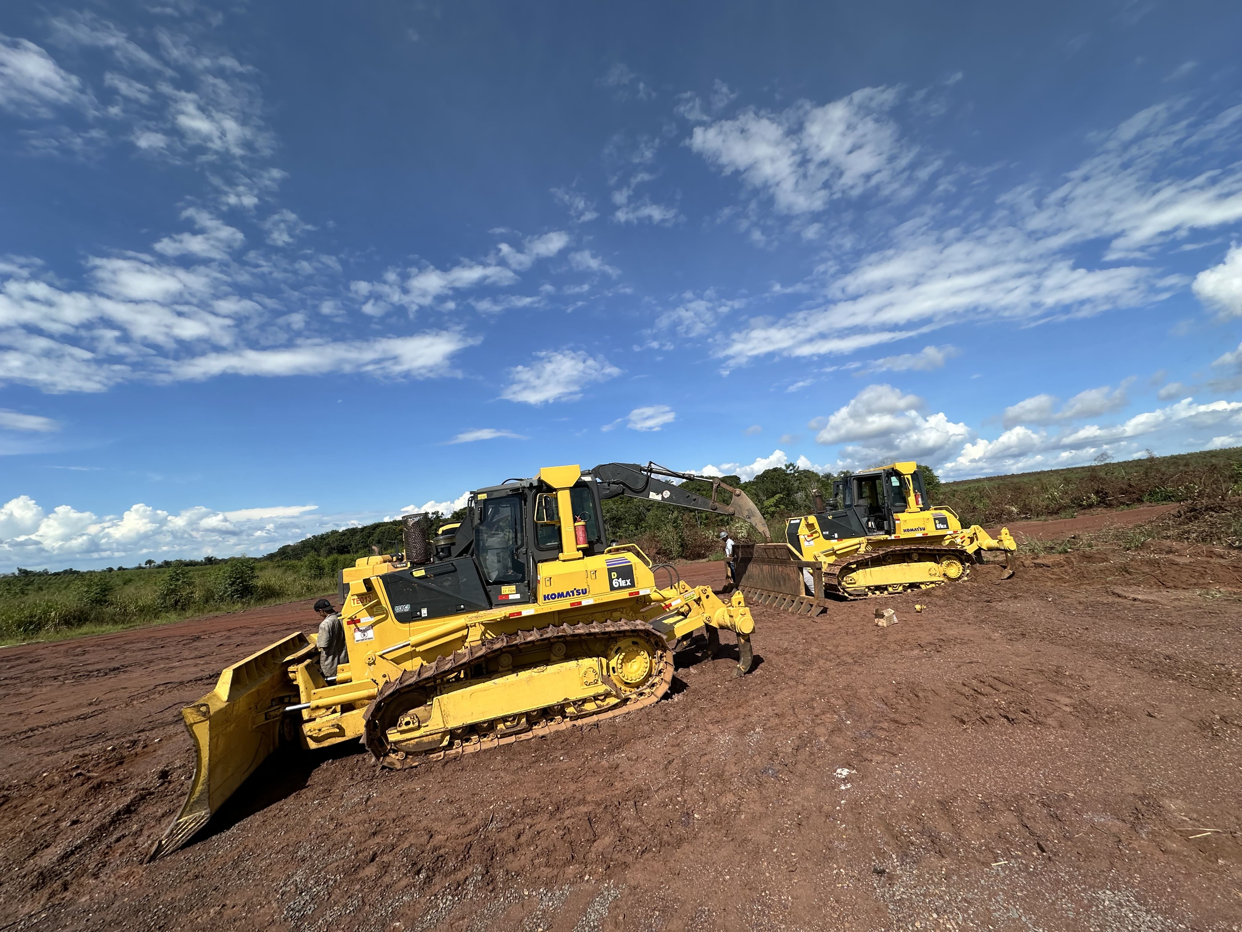 Tratores de esteira Komatsu D61EX — Locplan